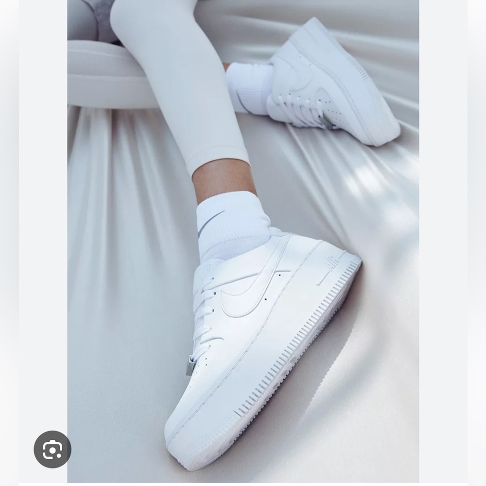 Nike Women’s Air Force 1 Sage Low